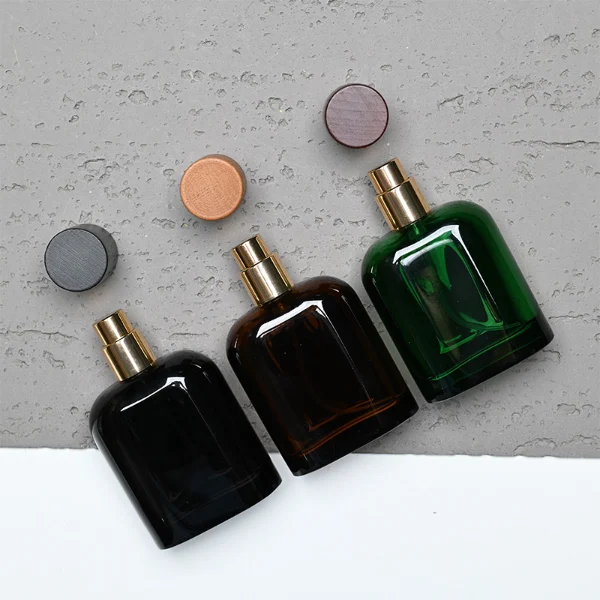 HUA0281 perfume bottle, rounded rectangular customizable semi-transparent glass body in amber, black, or green with thick base, 50 ml liquid, cylindrical cap in natural wood, dark brown wood, or black finish, gold printed logo on bottle surface, modern vintage luxury design, ideal for gifting and daily use.