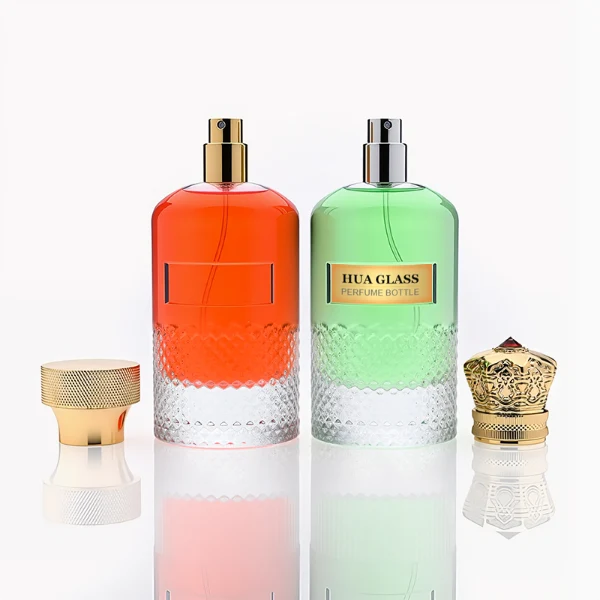 HUA0283 perfume bottle, cylindrical transparent colorless glass body with embossed textured lower section, 100 ml liquid, ornate crown-shaped glossy gold Zamac cap, gold label attached on bottle surface, vintage luxurious fashion design, ideal for gifting and daily use.