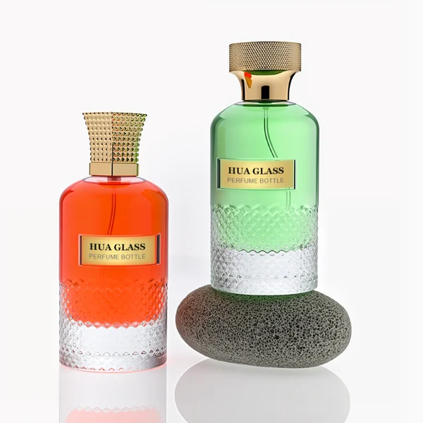 HUA0283 perfume bottle, cylindrical transparent colorless glass body with embossed textured lower section, 100 ml liquid, ornate crown-shaped glossy gold Zamac cap, gold label attached on bottle surface, vintage luxurious fashion design, ideal for gifting and daily use.