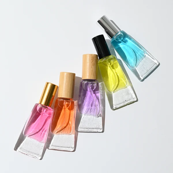 HUA0297 perfume bottle, transparent colorless cosmetic tube-inspired glass body with asymmetrical sculptural silhouette and bamboo base, 10 ml liquid, integrated natural bamboo cap, clean glass surface without logo printing, artistic modern minimalist design, ideal for travel and gifting.