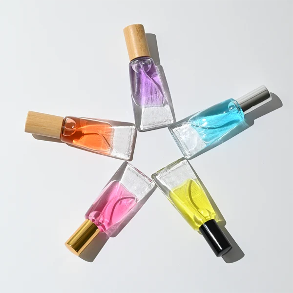 HUA0297 perfume bottle, transparent colorless cosmetic tube-inspired glass body with asymmetrical sculptural silhouette and bamboo base, 10 ml liquid, integrated natural bamboo cap, clean glass surface without logo printing, artistic modern minimalist design, ideal for travel and gifting.