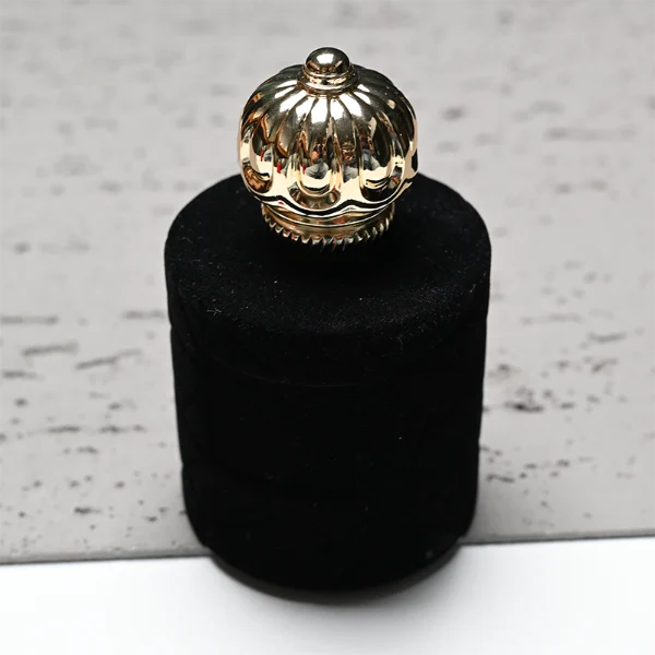 HUA0313 perfume bottle, cylindrical velvet-textured glass body in red or black color, 50 ml or 100 ml liquid, circular Zamac cap with sunburst texture and gemstone detail, aluminum labelsticker attached on bottle surface, artistic luxury vintage design, ideal for gifting and daily use.