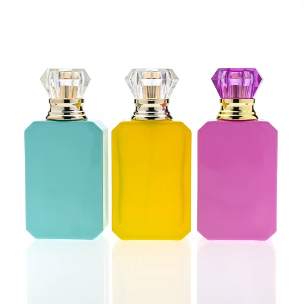 、HUA0319 perfume bottle, octahedral transparent glass body with diagonal faceted cutting and thick base, 10 ml, 30 ml, 50 ml, or 100 ml liquid, diamond-shaped plastic cap with gold or silver bottle neck, aluminum label/sticker attached on bottle surface, elegant modern luxury design, ideal for gifting and daily use.