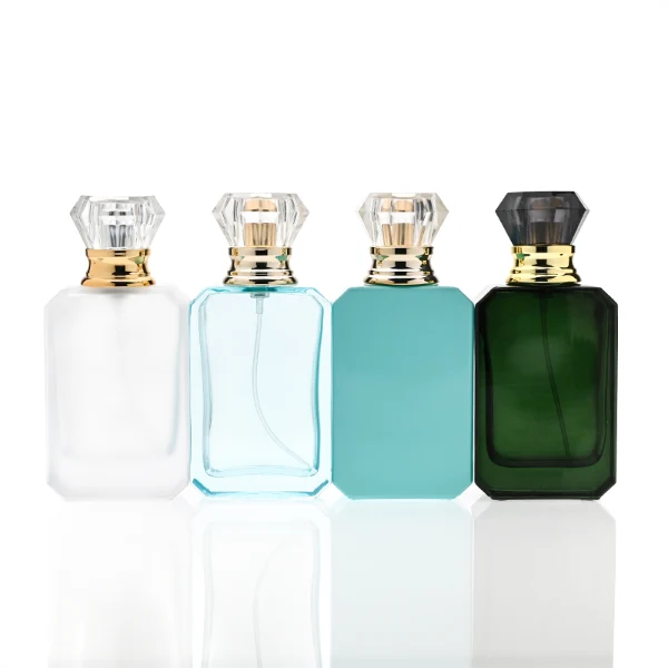 、HUA0319 perfume bottle, octahedral transparent glass body with diagonal faceted cutting and thick base, 10 ml, 30 ml, 50 ml, or 100 ml liquid, diamond-shaped plastic cap with gold or silver bottle neck, aluminum label/sticker attached on bottle surface, elegant modern luxury design, ideal for gifting and daily use.