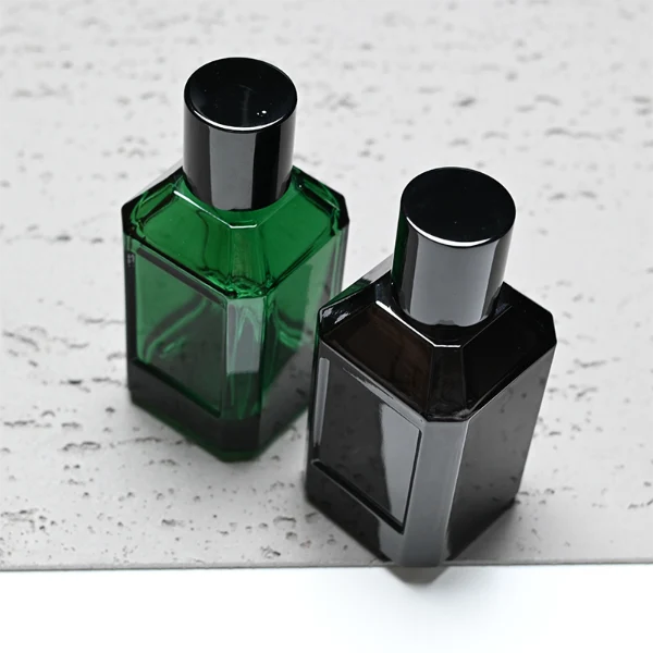 HUA0330 perfume bottle, multifaceted semi-transparent black or green glass body with polyhedral faceted cutting and thick base, 35 ml, 50 ml, or 100 ml liquid, glossy black cylindrical cap, clean blank bottle surface, modern geometric luxury design, ideal for gifting and daily use.