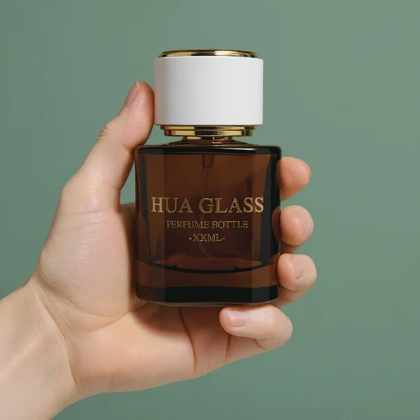 HUA0335 perfume bottle, cylindrical semi-transparent red, blue, or green glass body with thick base, 30 ml, 50 ml, or 100 ml liquid, cylindrical plastic cap with flat top and metal decorative rings on both ends, gold bottle neck, gold printed brand logo on bottle surface, modern minimalist luxury design, ideal for gifting and daily use.