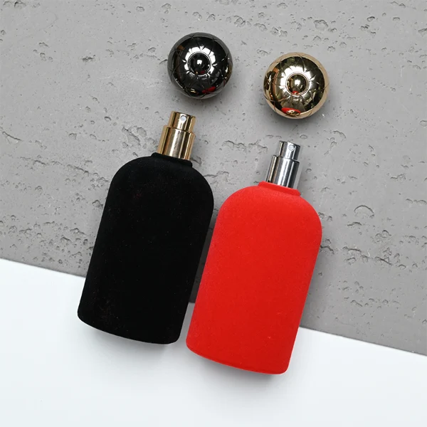 HUA0340 perfume bottle, rounded cylindrical glossy black or red glass body covered in velvet with thick base, 30 ml, 50 ml, or 100 ml liquid, crown-shaped Zamak cap with faceted rhombus-cut pattern in matching glossy black or red, black or gold bottle neck matching cap, gold printed brand logo on velvet surface, modern royal luxury design, ideal for gifting and daily use.