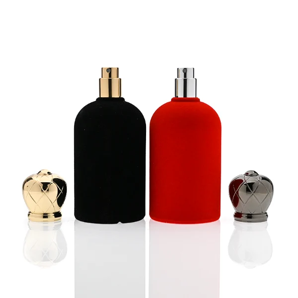 HUA0340 perfume bottle, rounded cylindrical glossy black or red glass body covered in velvet with thick base, 30 ml, 50 ml, or 100 ml liquid, crown-shaped Zamak cap with faceted rhombus-cut pattern in matching glossy black or red, black or gold bottle neck matching cap, gold printed brand logo on velvet surface, modern royal luxury design, ideal for gifting and daily use.