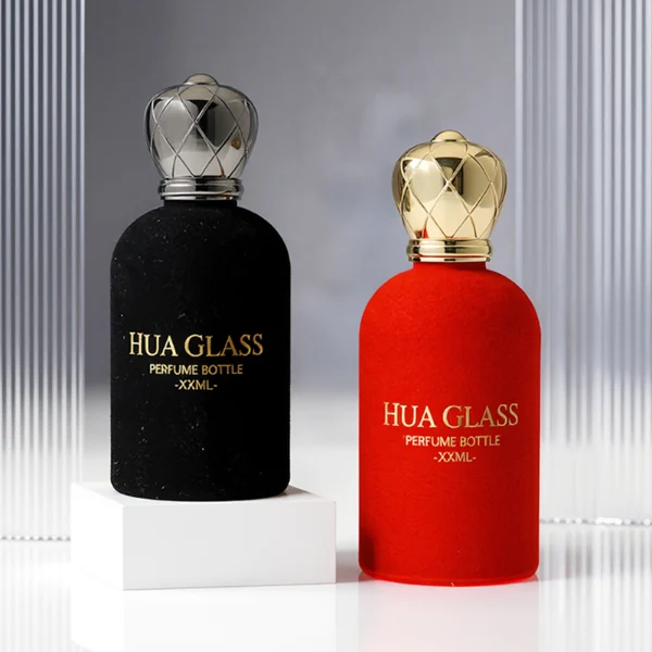 HUA0340 perfume bottle, rounded cylindrical glossy black or red glass body covered in velvet with thick base, 30 ml, 50 ml, or 100 ml liquid, crown-shaped Zamak cap with faceted rhombus-cut pattern in matching glossy black or red, black or gold bottle neck matching cap, gold printed brand logo on velvet surface, modern royal luxury design, ideal for gifting and daily use.