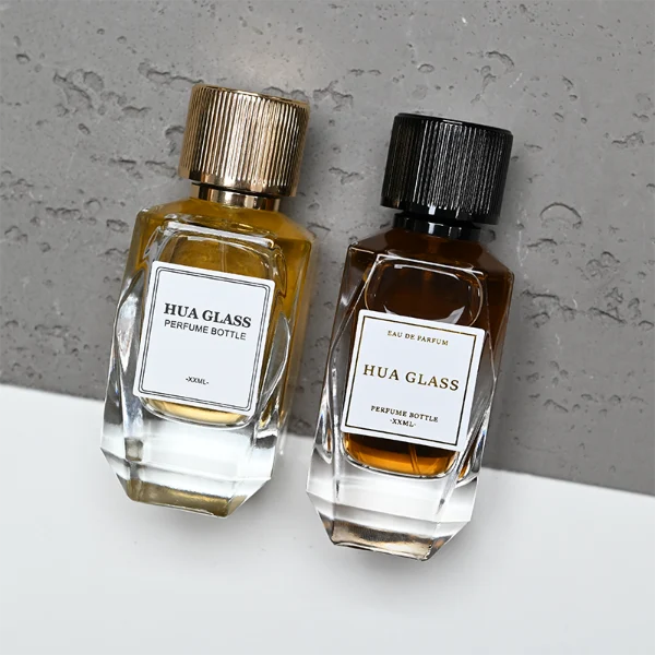 HUA0383 perfume bottle, multi-faceted geometric cut clear glass body with centered paper label, vertical ribbed cylindrical aluminum cap and matching neck ring in radiant gold or shiny black, modern architectural luxury fragrance packaging design in 50ml