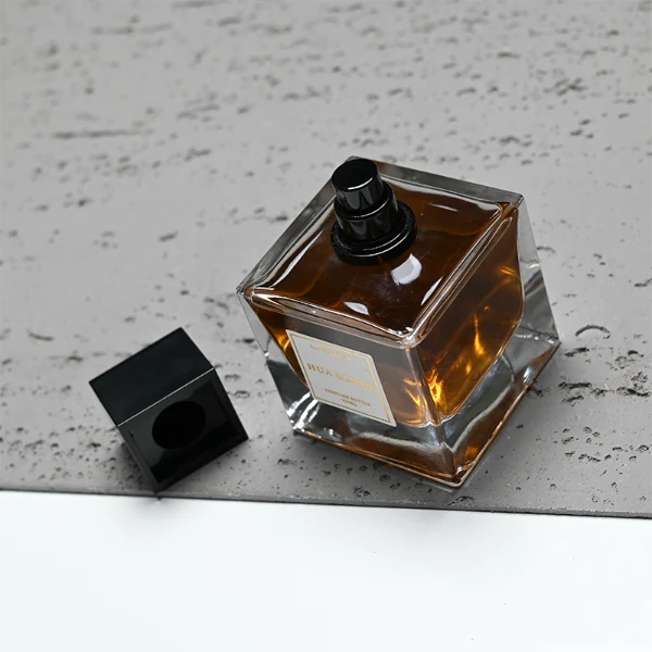 HUA0386 perfume bottle, flat rectangular cuboid clear glass body with heavy bottom and centered paper label, square cubic magnetic plastic cap in matte silver-grey or glossy black finishes, premium magnetic closure fragrance packaging design available in 30ml, 50ml, and 100ml