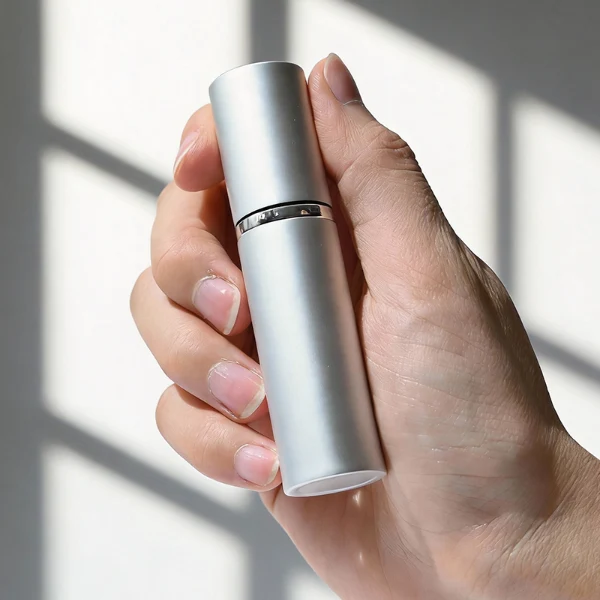 HUA0405 perfume bottle, slim cylindrical travel atomizer with metallic multi-color outer sleeve in black, gold, blue, silver, orange or purple, protecting an internal glass refillable vial, modern minimalist travel fragrance packaging design available in 10ml