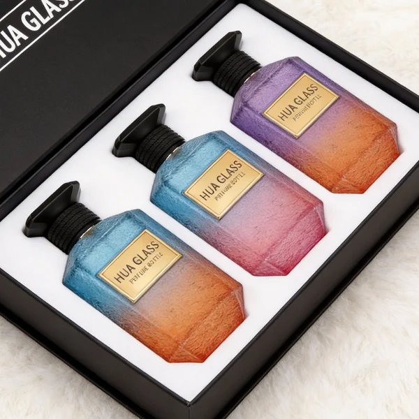 HUA0408 perfume bottle, luxury square diamond-cut glass bottle with vibrant multi-color gradient finish in blue, pink, or purple, featuring a metallic gold aluminum label and a unique black plastic cap, modern elegant fragrance packaging design available in 30ml, 50ml, and 100ml