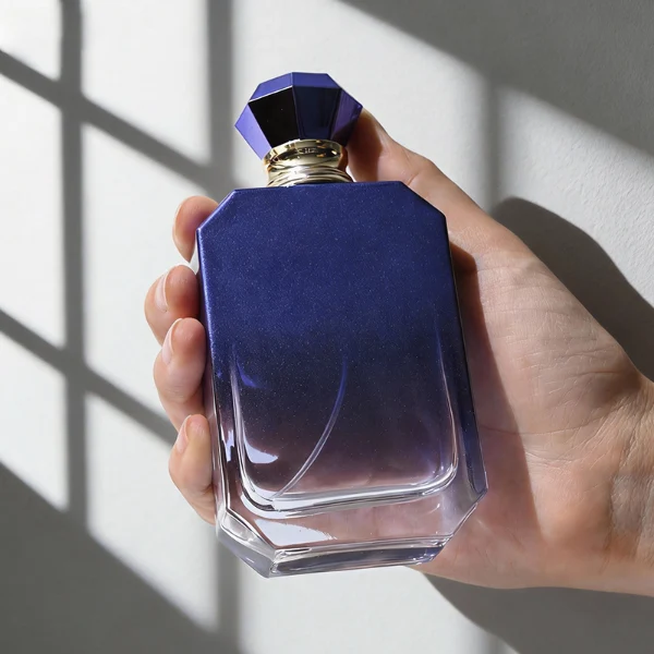 HUA0410 perfume bottle, luxury beveled corner square glass bottle with vibrant gradient or solid finish in black, yellow, pink, or red, featuring a printed gold logo, a silver-colored collar, and a faceted diamond-cut geometric plastic cap, modern elegant fragrance packaging design available in 30ml, 50ml, and 100ml