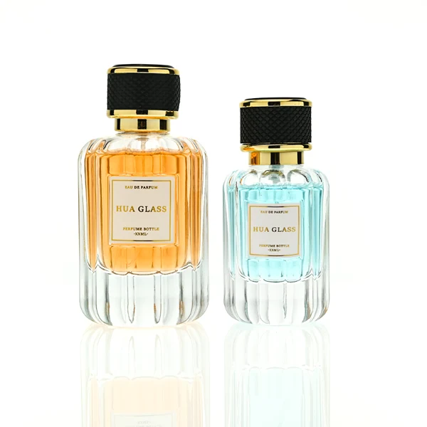 HUA0425 perfume bottle, luxury heavy-base vertical ribbed cylindrical glass bottle with high-transparency finish showing colored liquid, featuring a gold-bordered square paper label and a black textured leather-wrapped plastic cap with gold-colored trim, modern elegant fragrance packaging design available in 30ml, 50ml, and 100ml