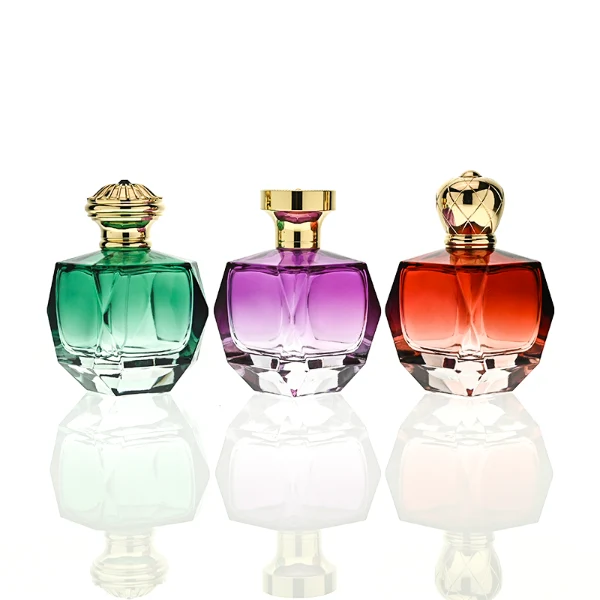 HUA0428 perfume bottle, luxury heavy-base multi-faceted angular square glass bottle with high-transparency finish showing colored liquid, featuring a matching gold-colored neck collar and an ornate crown-style zamak cap with a high-shine gold finish, premium regal fragrance packaging design available in 30ml, 50ml, and 100ml