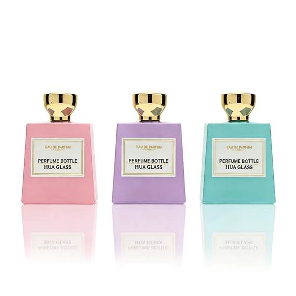 HUA0441 perfume bottle, luxury heavy-base trapezoidal glass bottle with high-transparency clear finish, featuring a bordered square paper label and a flared hourglass solid Zamak cap with a mirror-shine glossy finish, modern elegant fragrance packaging design available in 30ml, 50ml, and 100ml