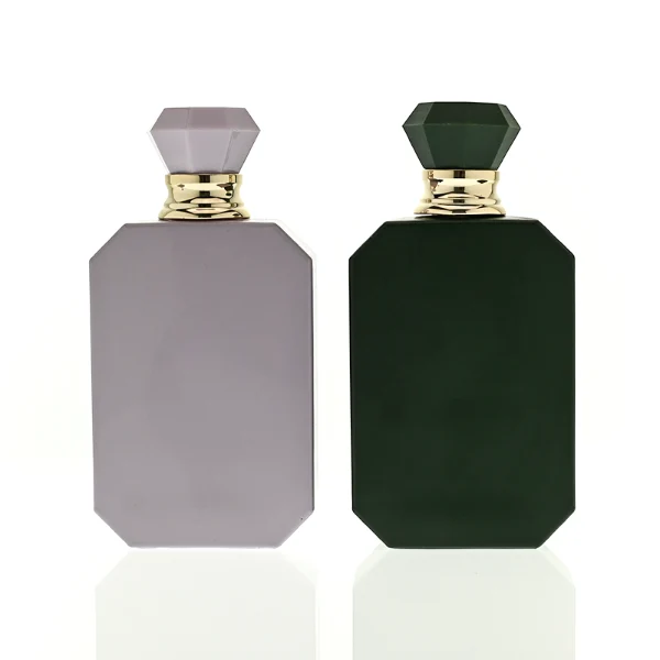 HUA0443 perfume bottle showcases a square angular glass body in vibrant frosted, solid, and gradient color options. It is crowned with artistic plastic caps featuring crown, cube, and diamond-cut shapes. Designed for wholesalers, it provides 30ml, 50ml, and 100ml choices, combining aesthetic variety with durable design for diverse fragrance lines.
