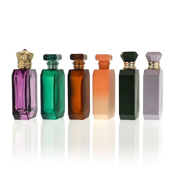 HUA0443 perfume bottle showcases a square angular glass body in vibrant frosted, solid, and gradient color options. It is crowned with artistic plastic caps featuring crown, cube, and diamond-cut shapes. Designed for wholesalers, it provides 30ml, 50ml, and 100ml choices, combining aesthetic variety with durable design for diverse fragrance lines.