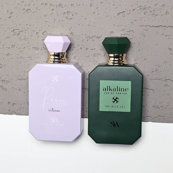 HUA0443 perfume bottle showcases a square angular glass body in vibrant frosted, solid, and gradient color options. It is crowned with artistic plastic caps featuring crown, cube, and diamond-cut shapes. Designed for wholesalers, it provides 30ml, 50ml, and 100ml choices, combining aesthetic variety with durable design for diverse fragrance lines.