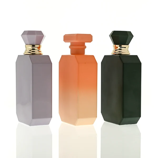HUA0443 perfume bottle showcases a square angular glass body in vibrant frosted, solid, and gradient color options. It is crowned with artistic plastic caps featuring crown, cube, and diamond-cut shapes. Designed for wholesalers, it provides 30ml, 50ml, and 100ml choices, combining aesthetic variety with durable design for diverse fragrance lines.
