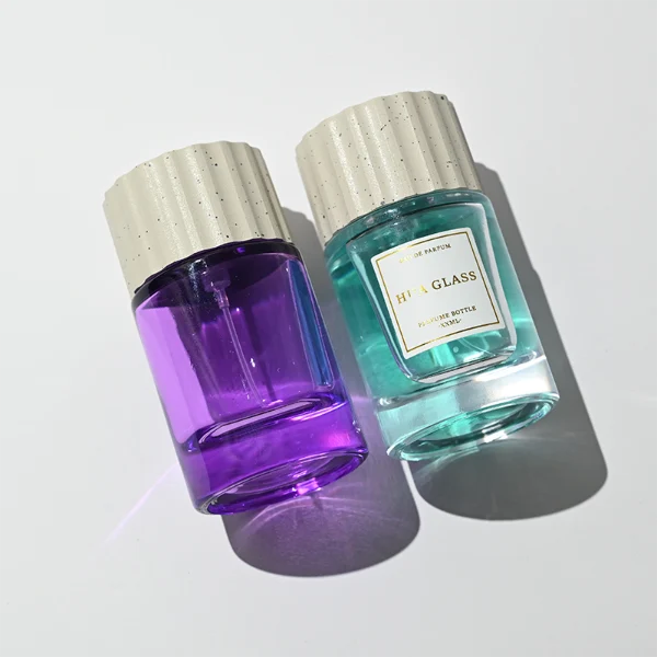 HUA0445 perfume bottle features a thick-bottomed cylindrical glass body paired with a modern textured cylindrical plastic cap. Designed for wholesalers, it offers 30ml, 50ml, and 100ml capacity options, combining an elegant round design with practical durability for diverse fragrance lines.