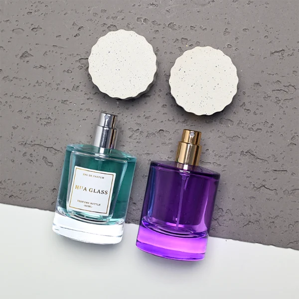 HUA0445 perfume bottle features a thick-bottomed cylindrical glass body paired with a modern textured cylindrical plastic cap. Designed for wholesalers, it offers 30ml, 50ml, and 100ml capacity options, combining an elegant round design with practical durability for diverse fragrance lines.