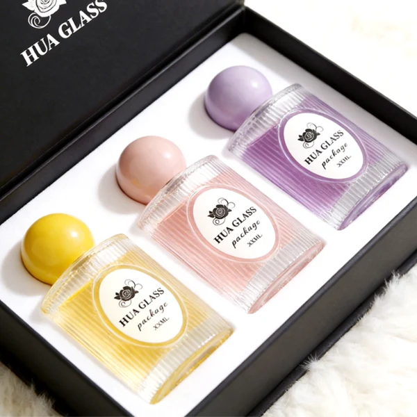 HUA0450 perfume bottle features a clear cylindrical glass body with vertical ribbed grooves, paired with a smooth spherical ball-shaped plastic cap in purple, pink, or yellow. Designed for wholesalers, it offers a 50ml capacity option, combining an elegant textured profile with structural durability for distinct fragrance lines.