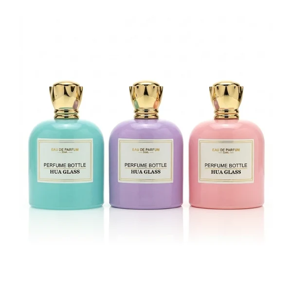 HUA0456 perfume bottle features a rounded, curved clear glass body paired with a unique crown-like glossy golden plastic cap. Designed for wholesalers, it offers 50ml and 100ml capacity options, combining an elegant silhouette with practical durability.