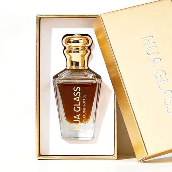 HUA0459 perfume bottle, features an architectural, angular clear glass body with a tapered silhouette, paired with a heavy metallic crown-shaped Zamac cap. Designed for luxury wholesalers, it offers a 50ml capacity option blending upscale geometric lines with premium durability.