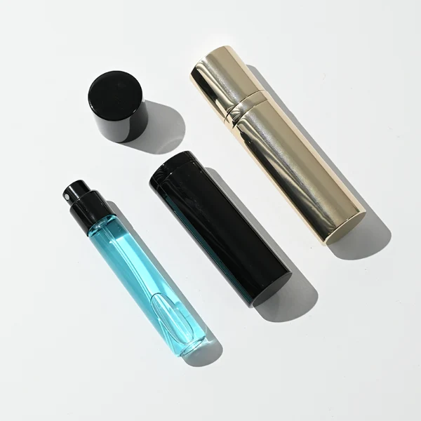 a sleek and ultra-slim 10ml travel-sized cylindrical perfume atomizer bottle features a seamless all-metallic exterior, paired with a matching magnetic cylindrical cap, presented in a high-gloss polished gold finish and a glossy solid black finish.