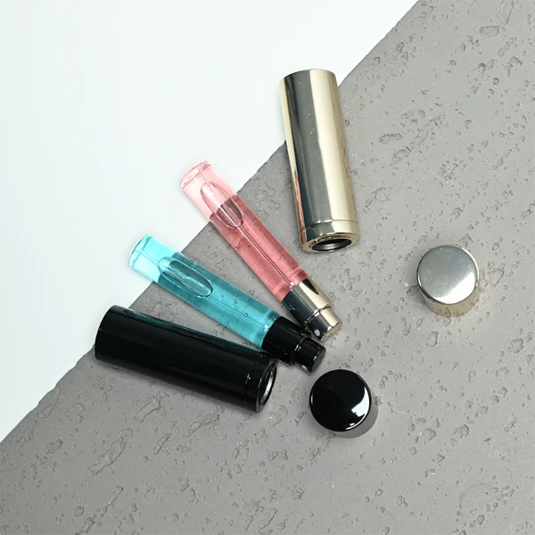 a sleek and ultra-slim 10ml travel-sized cylindrical perfume atomizer bottle features a seamless all-metallic exterior, paired with a matching magnetic cylindrical cap, presented in a high-gloss polished gold finish and a glossy solid black finish.